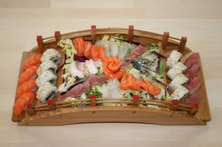 Plato Combinado21(Cal. Sushi,Sash.(Salmón)Sushi, Sashimi Atún y Dorada
