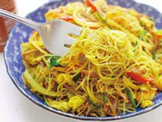 Spaghetti di riso con curry, verdure e uova