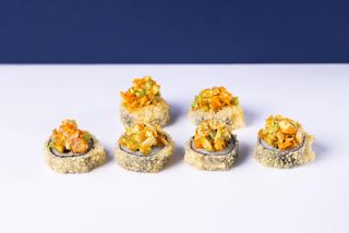 Futomaki z warzywa z tatarem z awokado 6 szt.