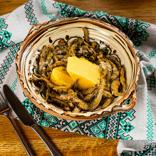 Hamsii cu mămăligă și mujdei de usturoi