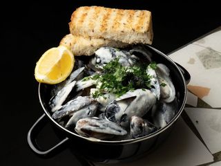 Великий казанок МІДІЙ з сирним соусом Дор Блю (700 g)