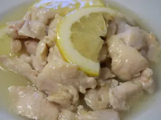 Petto di pollo in salsa al limone con patatine fritte