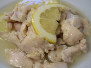 Petto di pollo in salsa al limone con patatine fritte