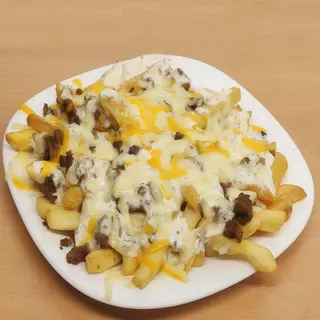 Patatas con bacon,  queso cheddar y salsa pita (media ración)
