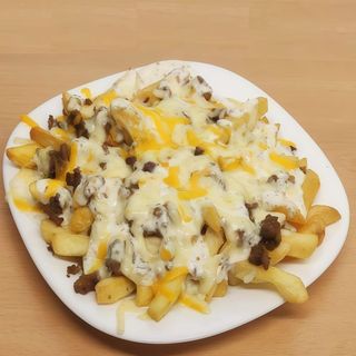 Patatas con bacon,  queso y salsa pita