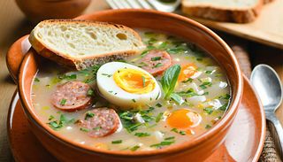 Żurek z jajkiem i kiełbasą