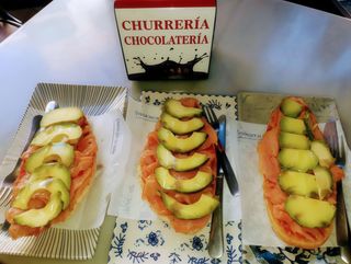 Tostada de tomate y aguacate