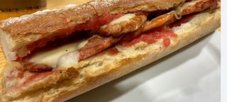 Bocadillo De Lomo Con Queso Y Tomate