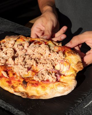 Pinsa Tonno E Cipolle (20 Cm. A 30 Cm. Aprox.)