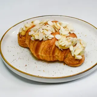 Круассан с миндалем