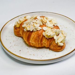 Круассан с миндалем 