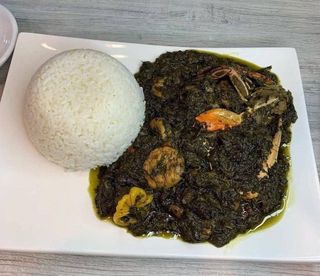 Sauces Feuilles Avec Du Riz Blanc