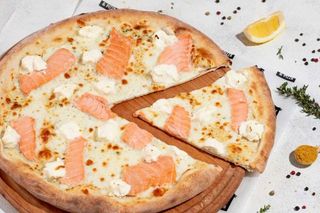 Піца з лососем