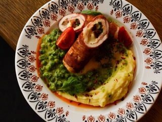 Курячий рулет з картопляним пюре та шпинатним соусом (390г)