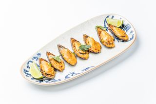 Запечені мідіі з соусом том ям   