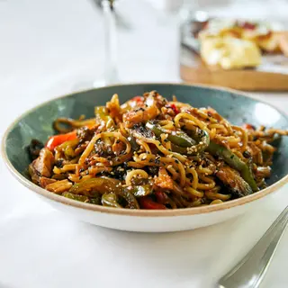 Fideos yakisoba con verduritas y pollo salteado