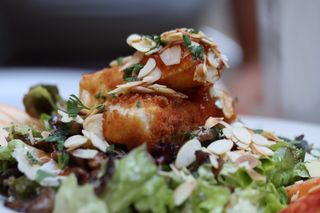 Ensalada de brie rebozado y mermelada de tomate