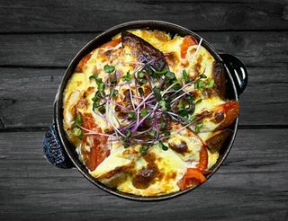 Курка запечена з помідором і бринзою