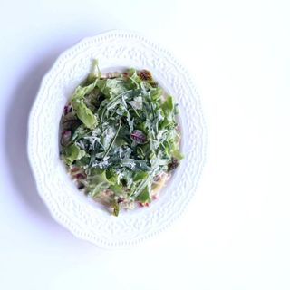 Салат с тунцом и авокадо под ореховой заправкой