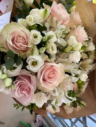 Bouquet delicato ( bouquet colori tenui con fiori di stagione )
