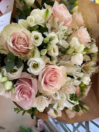 Bouquet delicato ( bouquet colori tenui con fiori di stagione )