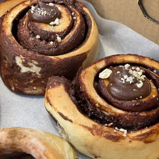Cinnamon Roll con chocolate y avellanas