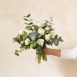 Ramo de flores de tulipanes blancos y eucalipto. 16u