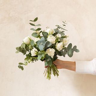 Ramo de flores de tulipanes blancos y eucalipto. 16u