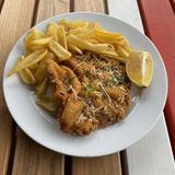 Schnitzel Vienez de Vita cu Cartofi prajiti