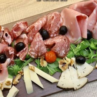 Tabla De Quesos Y Embutidos Italianos