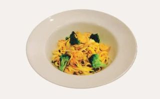 Spaghetti di riso con verdure miste