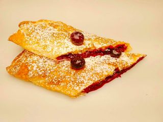 Croissant z wiśnią i czekoladą 225g