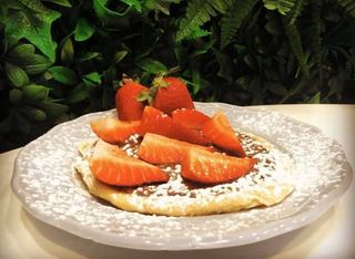 Panq. com Nutella, Morangos e Açúcar em Pó*