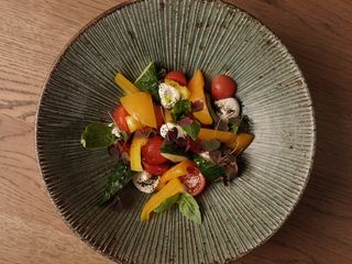 Салат Афіни з свіжими овочами і мусом з фети (260g)