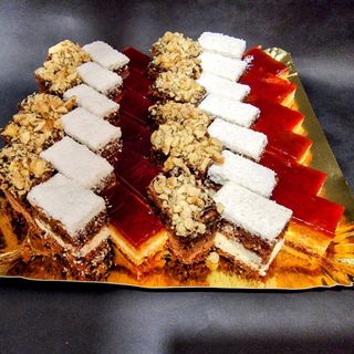 Platou mini prajituri de post – cu nuca + foi de tomate & gem + lămâie