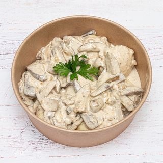 Leniwe gałuszki w winnym sosie z borowikami.