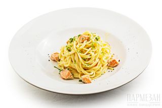 Паста с форелью в сливочно-томатном соусе с сыром пармезан