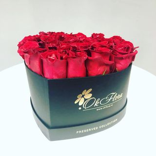 Inimă Neagră cu 25 Trandafiri Roșii