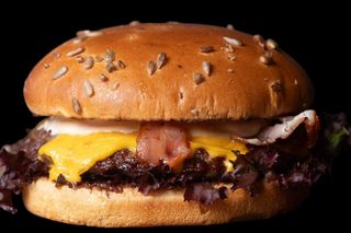 Classic Burger + Cartofi Prajiti