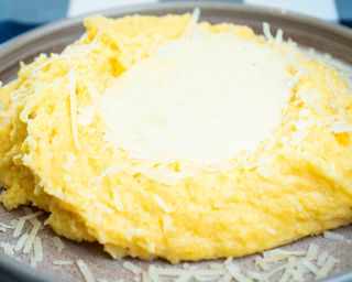 Polenta e fonduta di formaggi