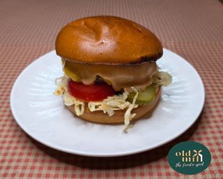 Old Mill burger cu cartofi prajiti..