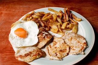 Lomo con patatas y huevo