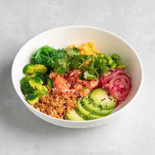 Поке боул с лососем, васаби йогуртом, киноа