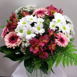 Ramo de flores naturales rosa y blanco