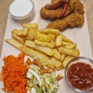 Stripsy drobiowe,  sos, frytki,  surówki 