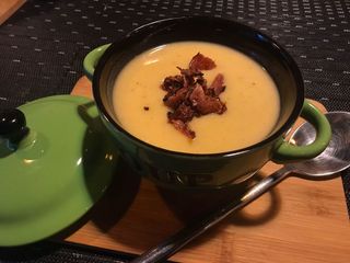 Supa crema de cartofi cu bacon chips