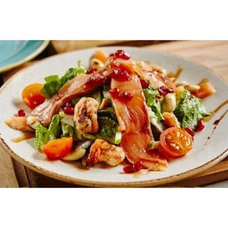 Ensalada De Salmón Ahumado, Frutas, Nueces Y Salsa Mostaza