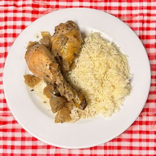 Jamoncitos de pollo encebollados con arroz blanco