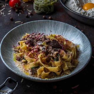 Паста з яловичиною та білими грибами