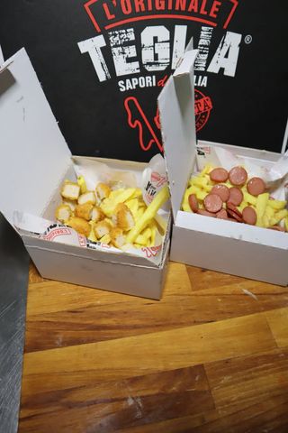 Patatine,salsa cheddar e würstel